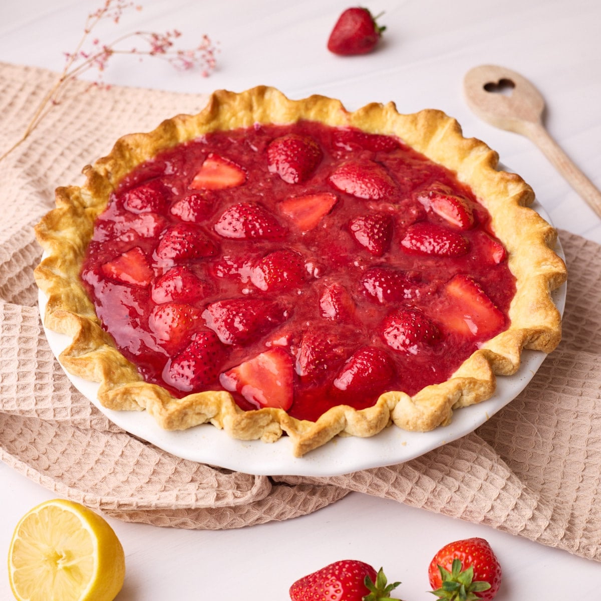 Homemade Fresh Strawberry Pie: A Simple Guide to the Bouncy Filling